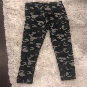 Cropped fabletics leggings camo